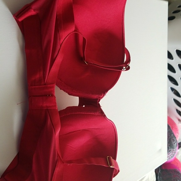 Red lace detail bra. - Picture 3 of 4